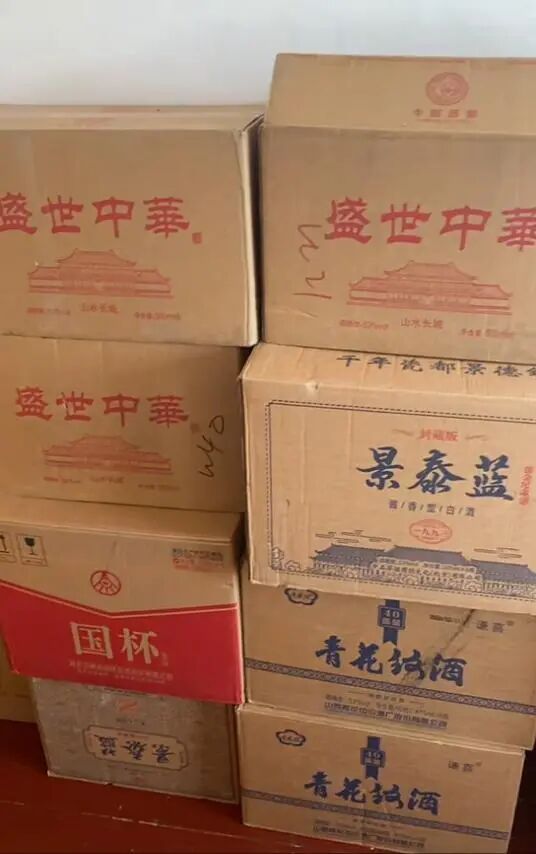 七旬老汉称直播间买酒，事后除收到81箱酒，还收到1台冰箱和7部手机