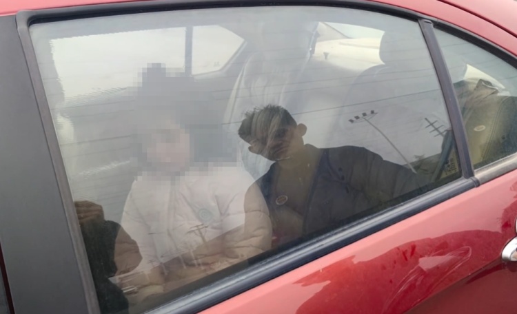 幼童被丢在路口车里,幸好消防员小哥哥路过 幼童被丢在路口车里,幸好消防员小哥哥路过