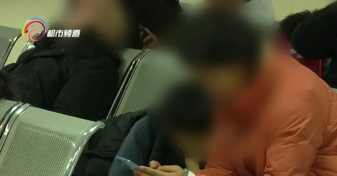 六个月宝宝查出散光,竟因家长陪睡玩手机 六个月宝宝查出散光,竟因家长陪睡玩手机