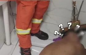 心疼!消防员从天花板上“凿”出一只手,来自一位98岁老人 心疼!消防员从天花板上“凿”出一只手,来自一位98岁老人
