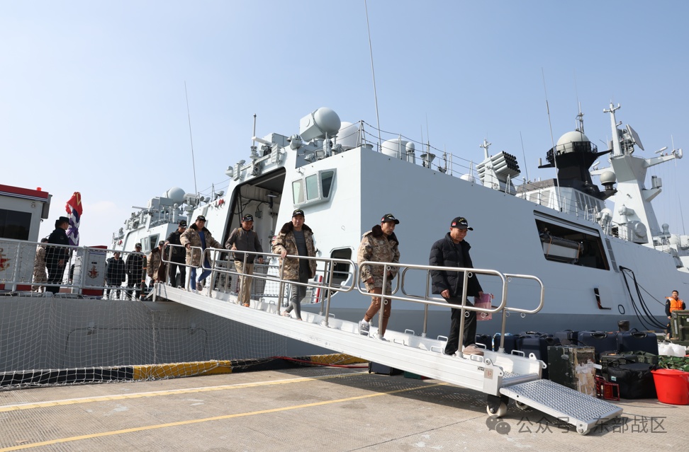 “看到海军官兵来了,就感觉有救了”,恶劣海况下扬州舰30分钟成功救起10位遇险渔民 “看到海军官兵来了,就感觉有救了”,恶劣海况下扬州舰30分钟成功救起10位遇险渔民