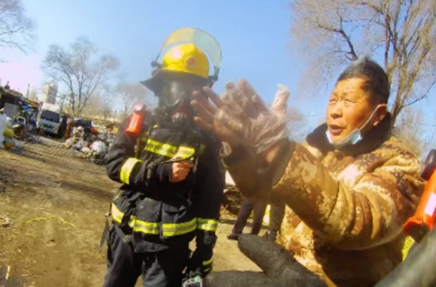 中年汉子红了眼眶!消防员从火海里抢回的,是这个家的“烟火日常” 中年汉子红了眼眶!消防员从火海里抢回的,是这个家的“烟火日常”