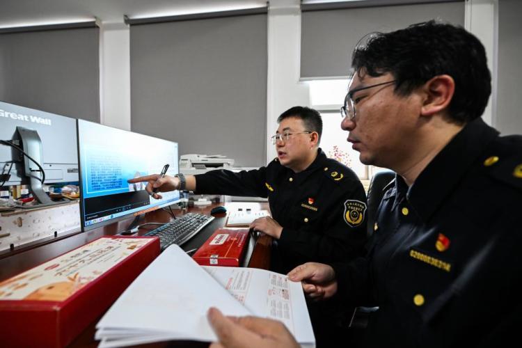 “82岁老人爬17楼不费劲”？起底“神药”直播间