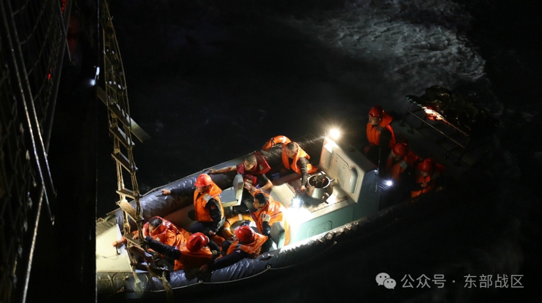 “看到海军官兵来了,就感觉有救了”,恶劣海况下扬州舰30分钟成功救起10位遇险渔民 “看到海军官兵来了,就感觉有救了”,恶劣海况下扬州舰30分钟成功救起10位遇险渔民