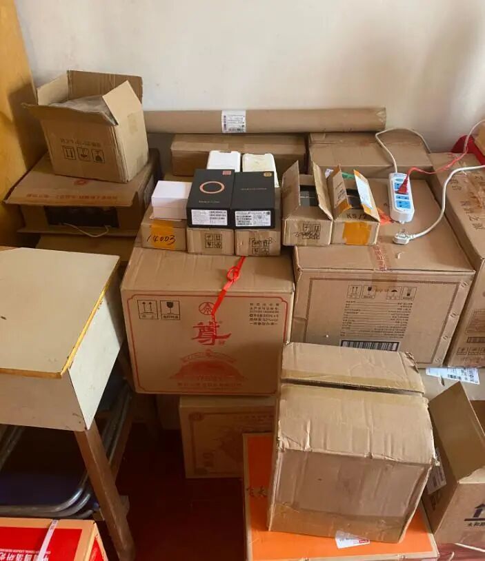 七旬老汉称直播间买酒，事后除收到81箱酒，还收到1台冰箱和7部手机