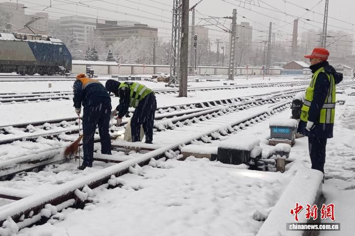 甘肃多地迎降雪 兰州最高气温跌至2℃