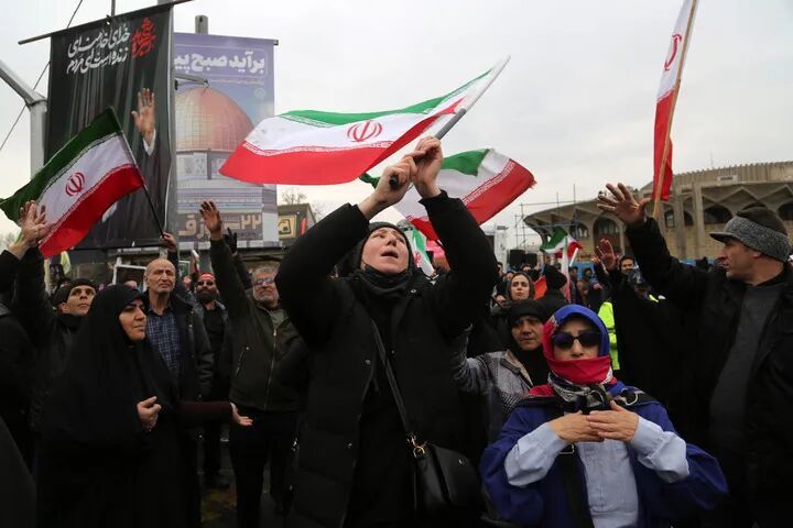 “轰炸无法阻止我们” 德黑兰民众在空袭下走上街头 “轰炸无法阻止我们” 德黑兰民众在空袭下走上街头