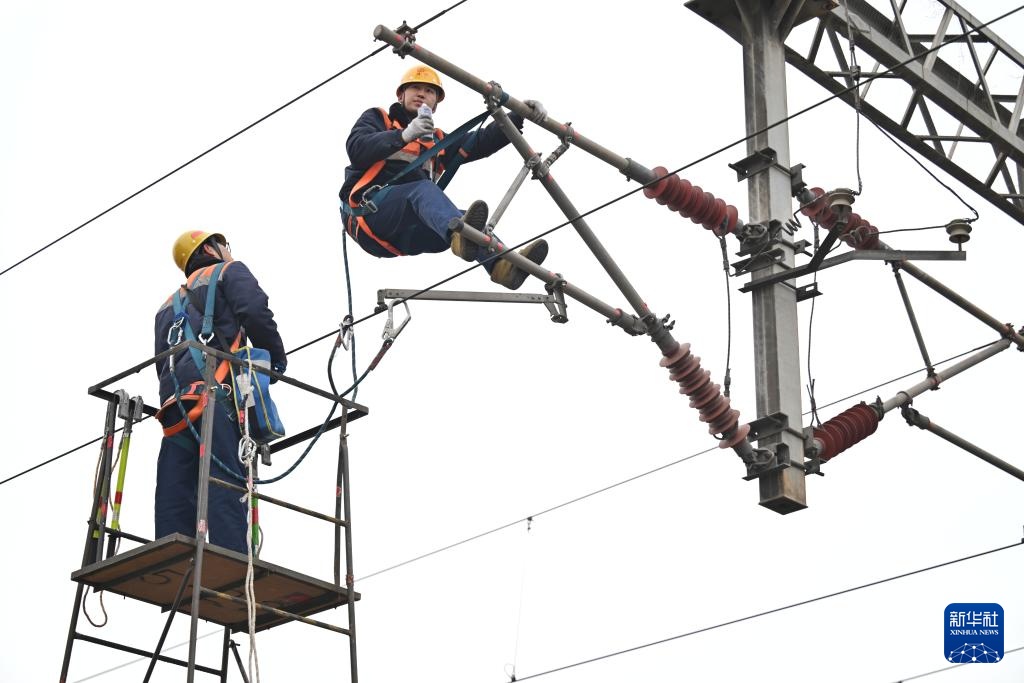 接触网集中修 保障铁路运输