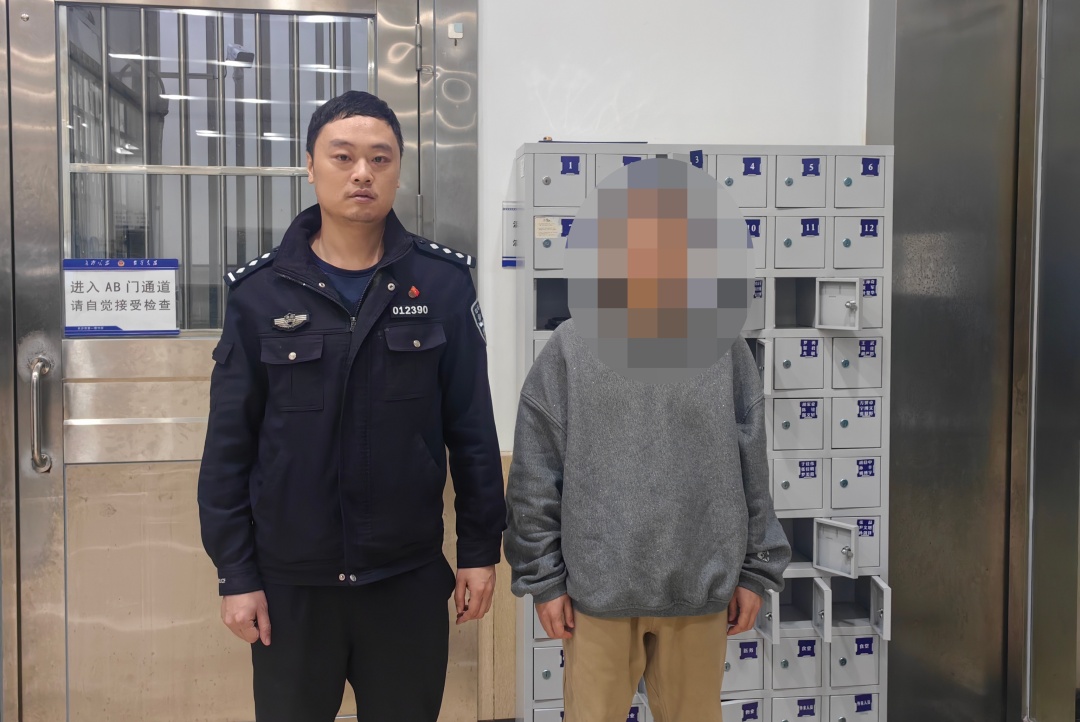 在垃圾堆里找金项链,真相是...... 在垃圾堆里找金项链,真相是......