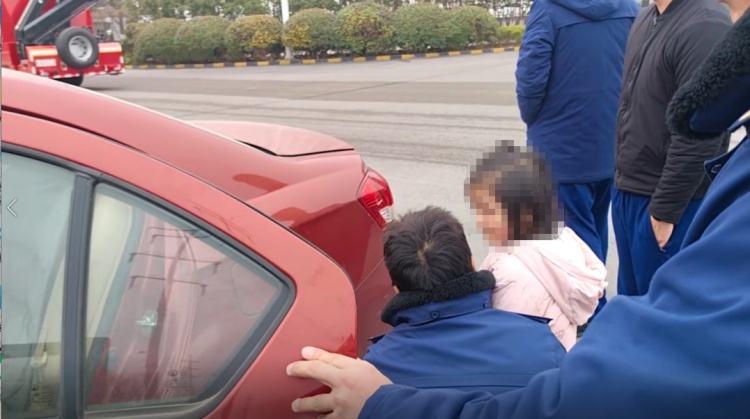 幼童被丢在路口车里,幸好消防员小哥哥路过 幼童被丢在路口车里,幸好消防员小哥哥路过