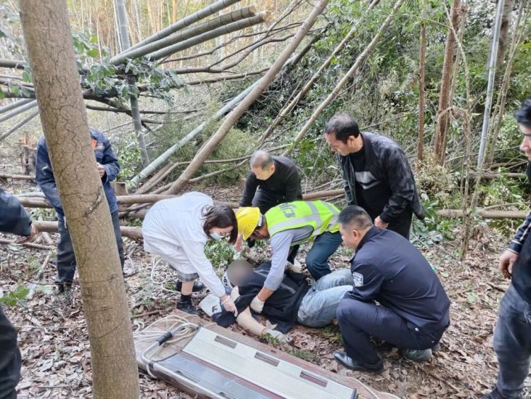 男子山中作业被砸昏迷，派出所紧急救援！