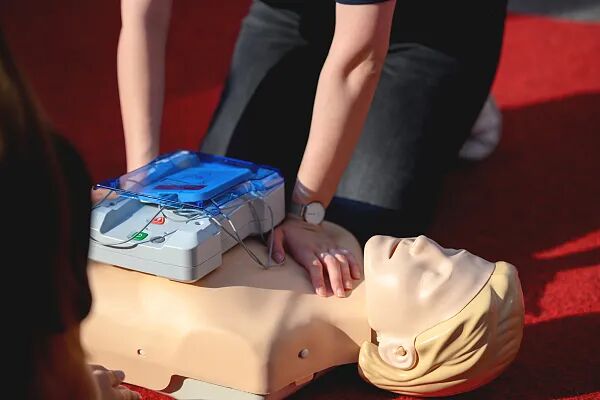 路边保时捷被陌生人砸坏!车主却说"砸就砸吧",背后原因 路边保时捷被陌生人砸坏!车主却说"砸就砸吧",背后原因