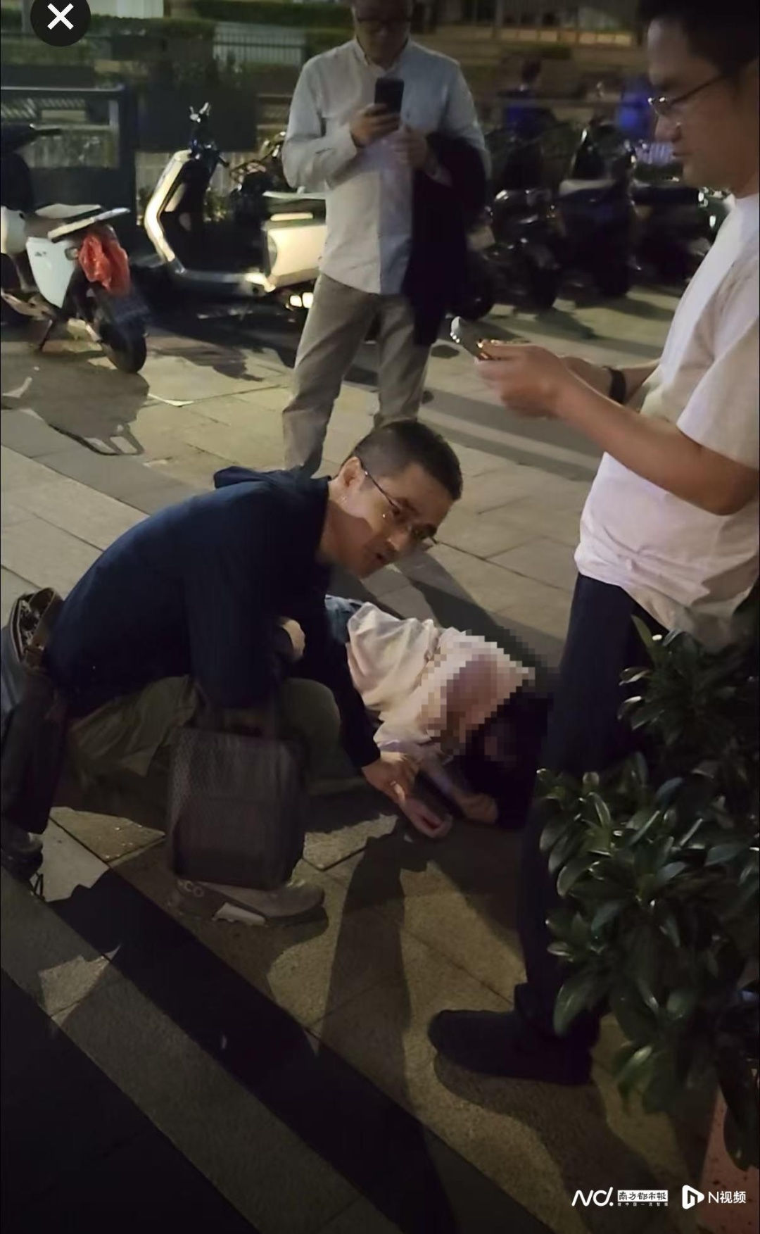 女子深夜醉酒昏迷瘫倒街头！四名医生下班路过时出手相救