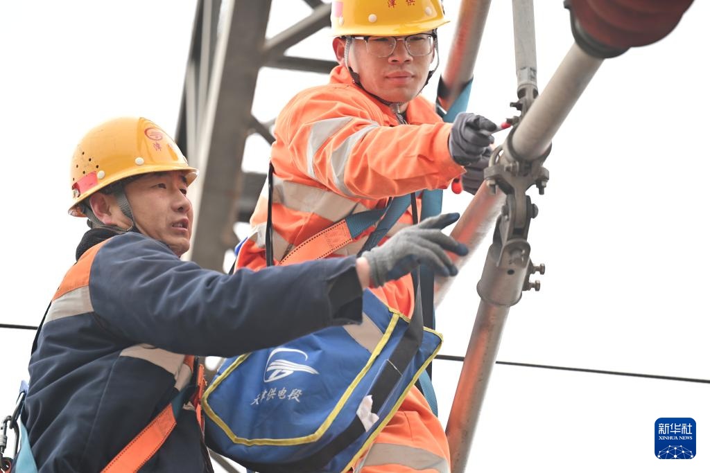 接触网集中修 保障铁路运输