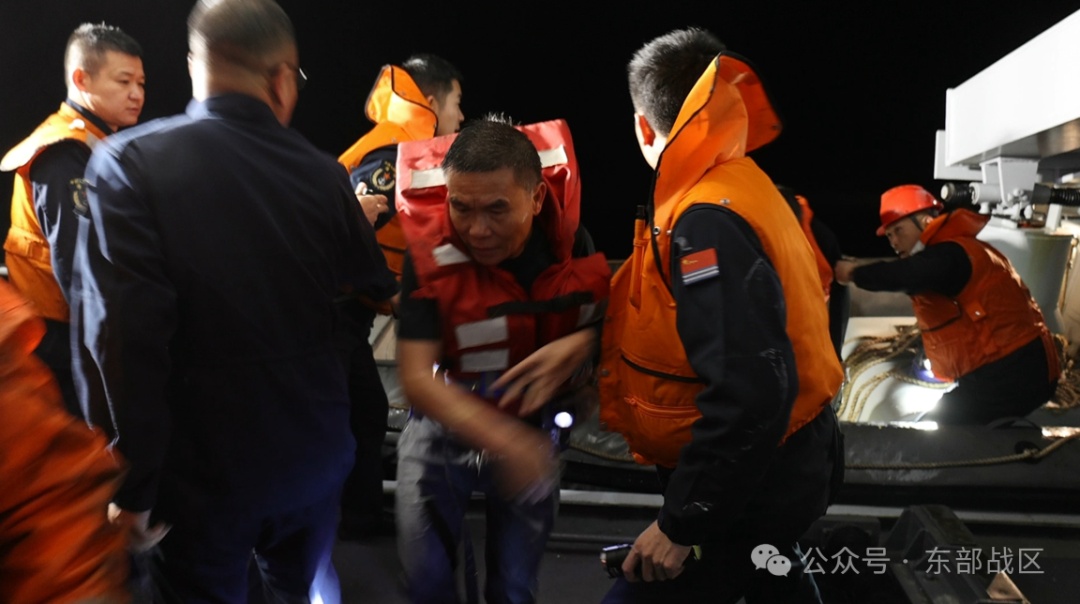 “看到海军官兵来了,就感觉有救了”,恶劣海况下扬州舰30分钟成功救起10位遇险渔民 “看到海军官兵来了,就感觉有救了”,恶劣海况下扬州舰30分钟成功救起10位遇险渔民