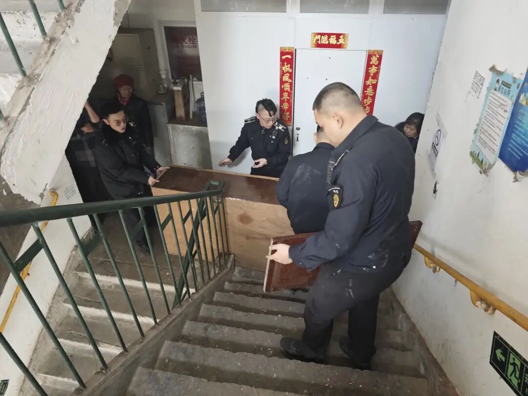 离谱!邻居竟将公共走廊“爆改”成开放式厨卫? 离谱!邻居竟将公共走廊“爆改”成开放式厨卫?