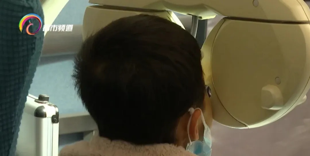 六个月宝宝查出散光,竟因家长陪睡玩手机 六个月宝宝查出散光,竟因家长陪睡玩手机