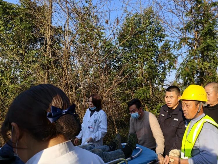 男子山中作业被砸昏迷，派出所紧急救援！