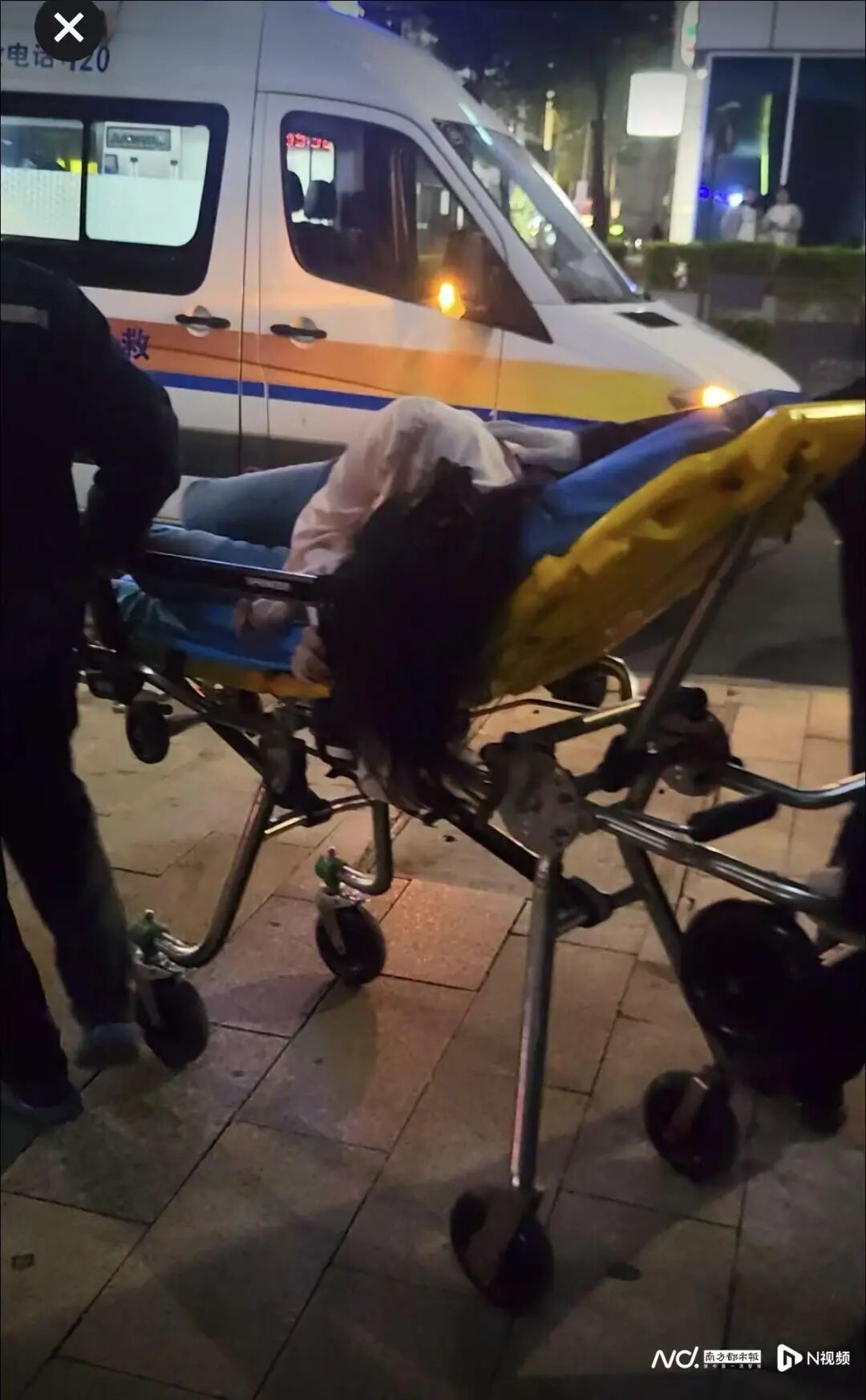 女子深夜醉酒昏迷瘫倒街头！四名医生下班路过时出手相救