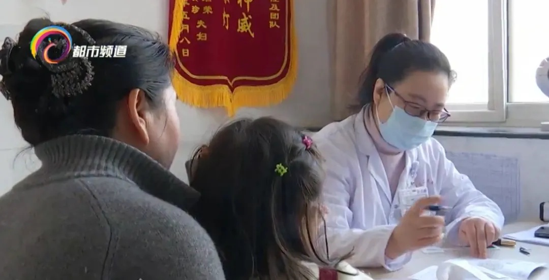 六个月宝宝查出散光,竟因家长陪睡玩手机 六个月宝宝查出散光,竟因家长陪睡玩手机