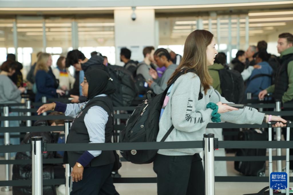 美国土安全部“停摆” 机场排队时间长 美国土安全部“停摆” 机场排队时间长