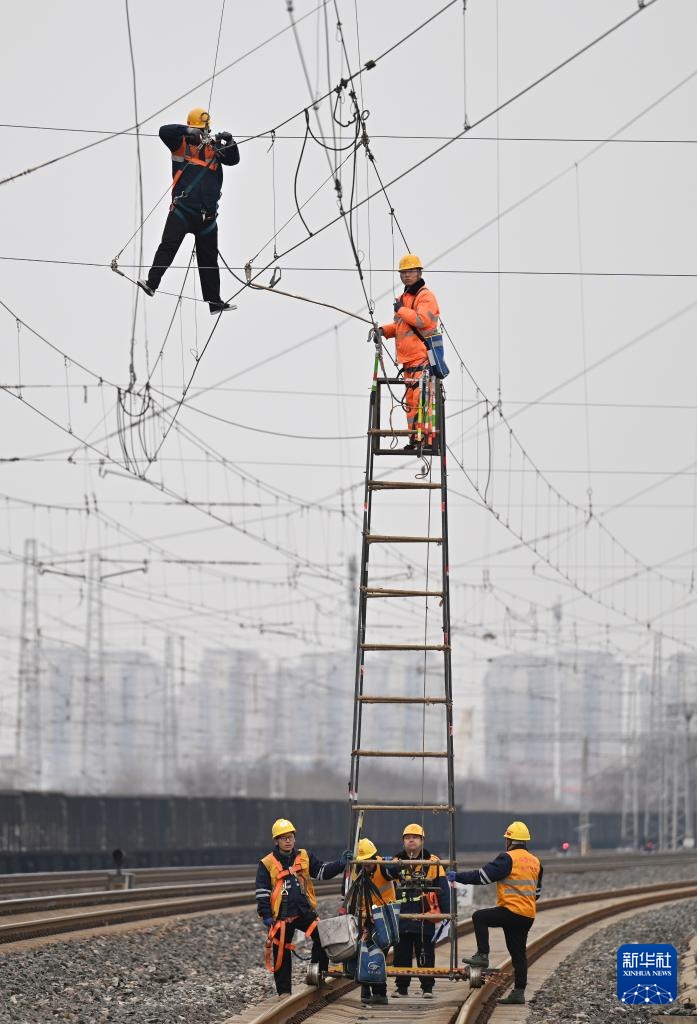 接触网集中修 保障铁路运输