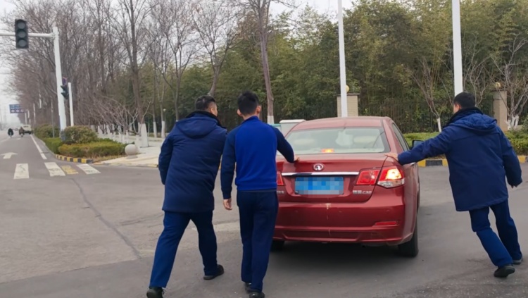 幼童被丢在路口车里,幸好消防员小哥哥路过 幼童被丢在路口车里,幸好消防员小哥哥路过