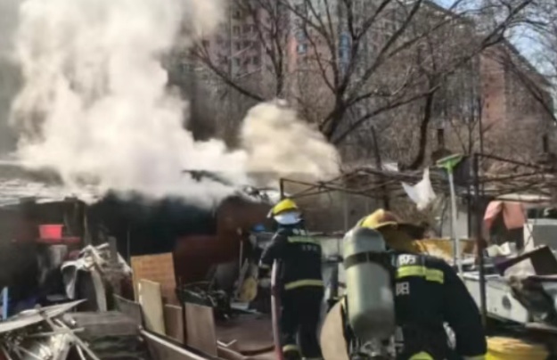 中年汉子红了眼眶!消防员从火海里抢回的,是这个家的“烟火日常” 中年汉子红了眼眶!消防员从火海里抢回的,是这个家的“烟火日常”