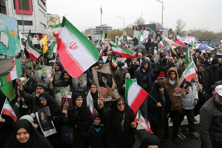 “轰炸无法阻止我们” 德黑兰民众在空袭下走上街头 “轰炸无法阻止我们” 德黑兰民众在空袭下走上街头