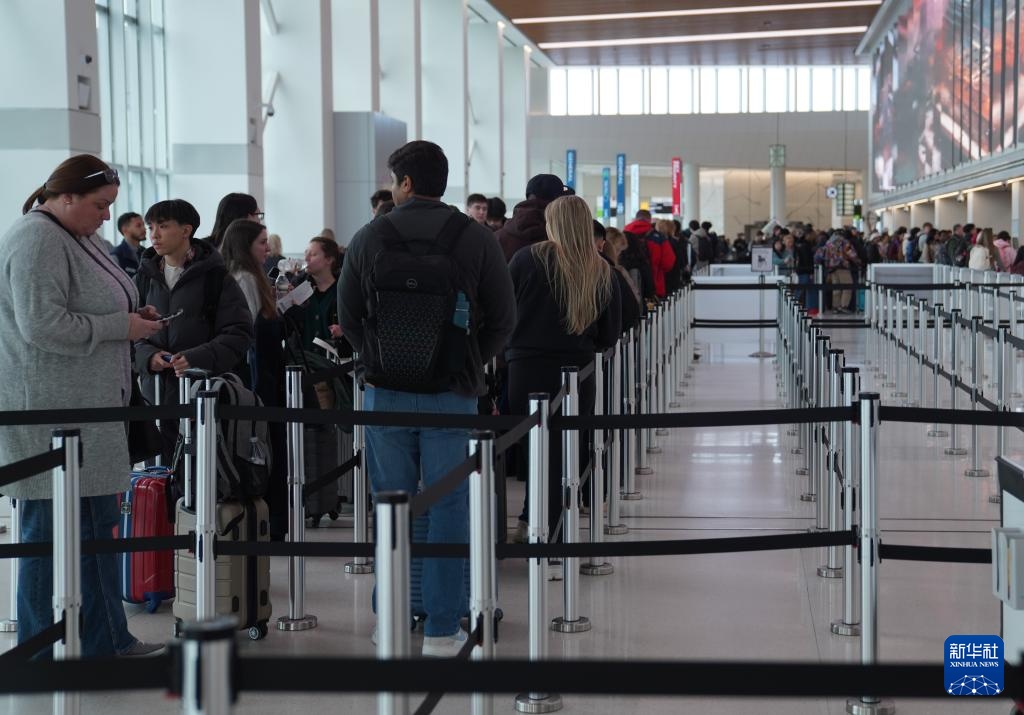 美国土安全部“停摆” 机场排队时间长 美国土安全部“停摆” 机场排队时间长