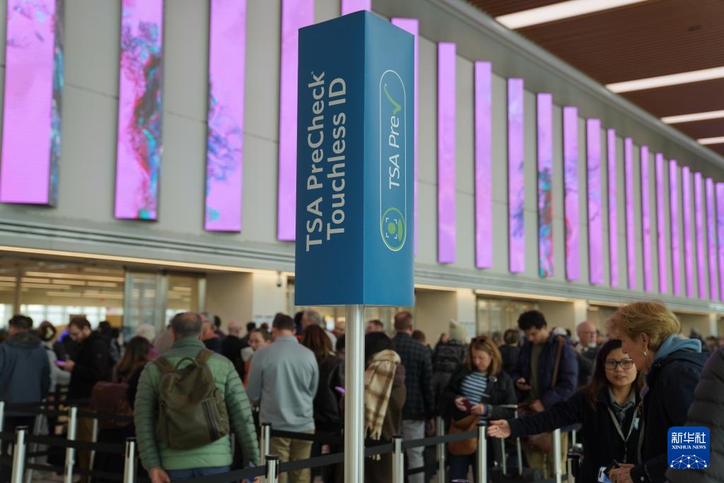 美国土安全部“停摆” 机场排队时间长 美国土安全部“停摆” 机场排队时间长