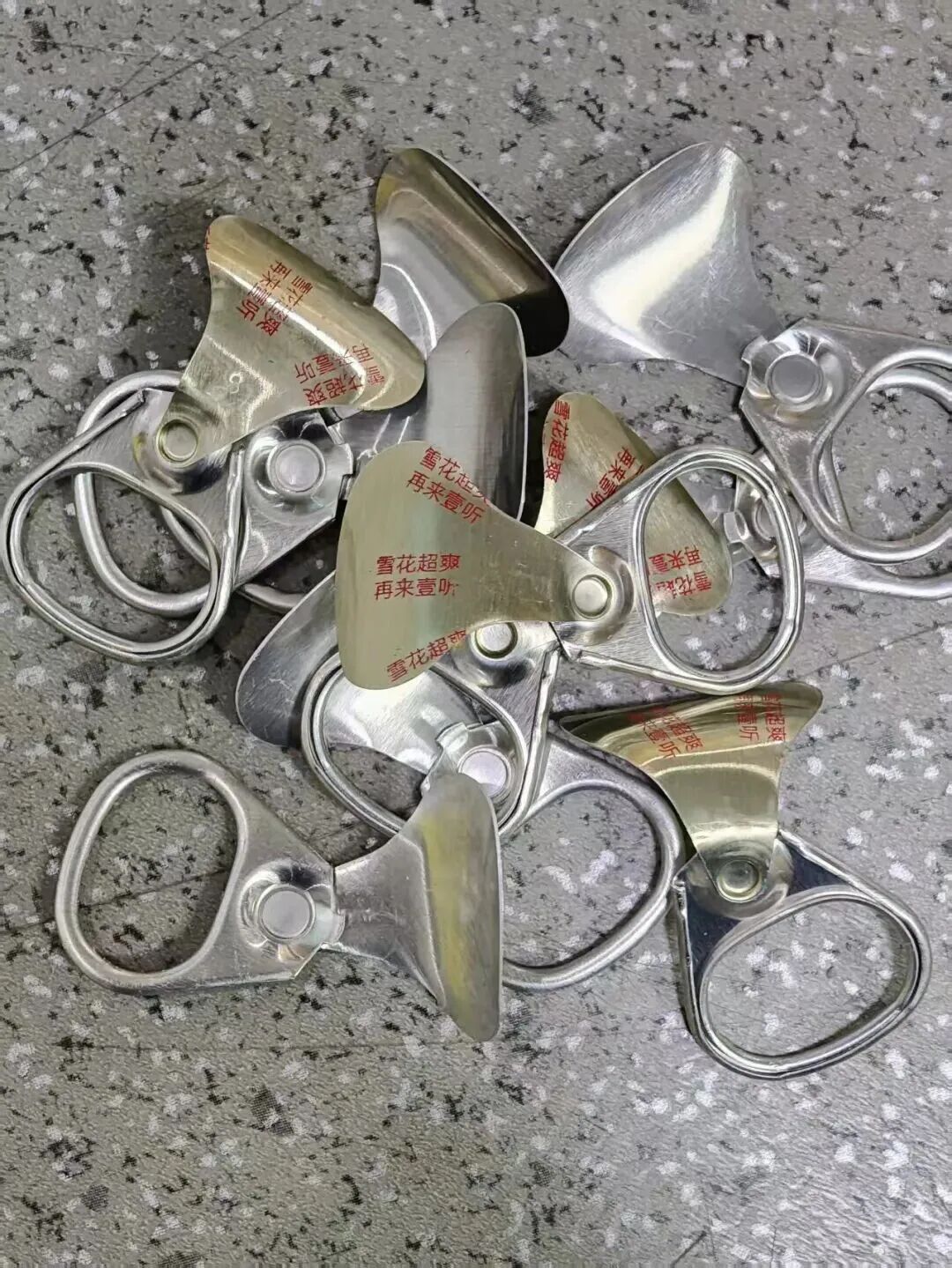 就为了“再来一听”,男子买空白盖伪造中奖拉环,半年内每天兑换十余箱啤酒倒卖 就为了“再来一听”,男子买空白盖伪造中奖拉环,半年内每天兑换十余箱啤酒倒卖