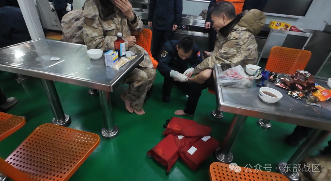 “看到海军官兵来了,就感觉有救了”,恶劣海况下扬州舰30分钟成功救起10位遇险渔民 “看到海军官兵来了,就感觉有救了”,恶劣海况下扬州舰30分钟成功救起10位遇险渔民