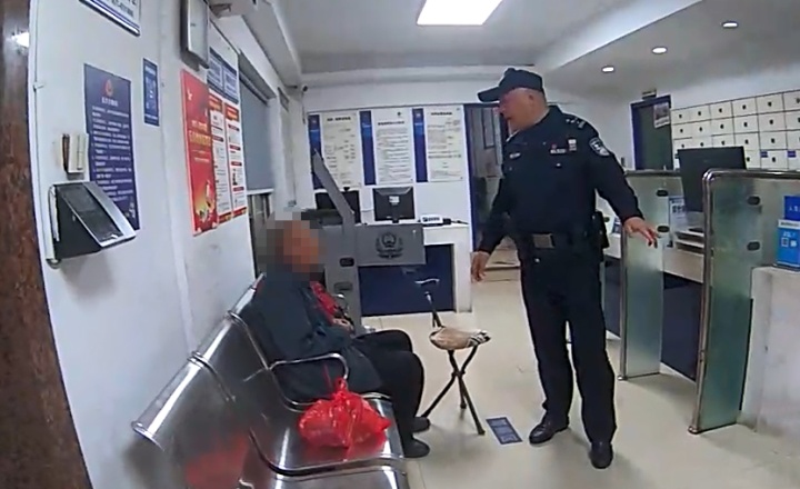 76岁老人独自坐火车两天两夜来杭州找孙女,一句话令人泪目 76岁老人独自坐火车两天两夜来杭州找孙女,一句话令人泪目