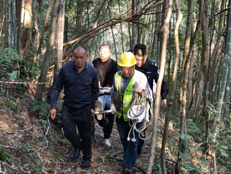 男子山中作业被砸昏迷，派出所紧急救援！