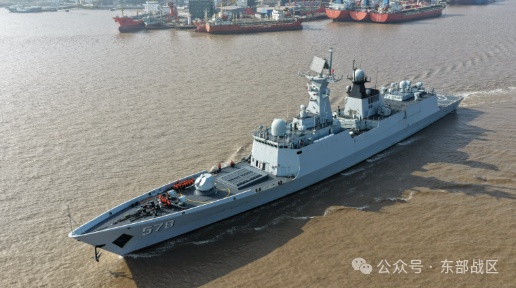 “看到海军官兵来了,就感觉有救了”,恶劣海况下扬州舰30分钟成功救起10位遇险渔民 “看到海军官兵来了,就感觉有救了”,恶劣海况下扬州舰30分钟成功救起10位遇险渔民