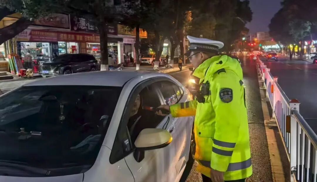 男子酒驾遇查紧锁车门玩手机，交警三连警告后破防！吹出151已构成危险驾驶罪