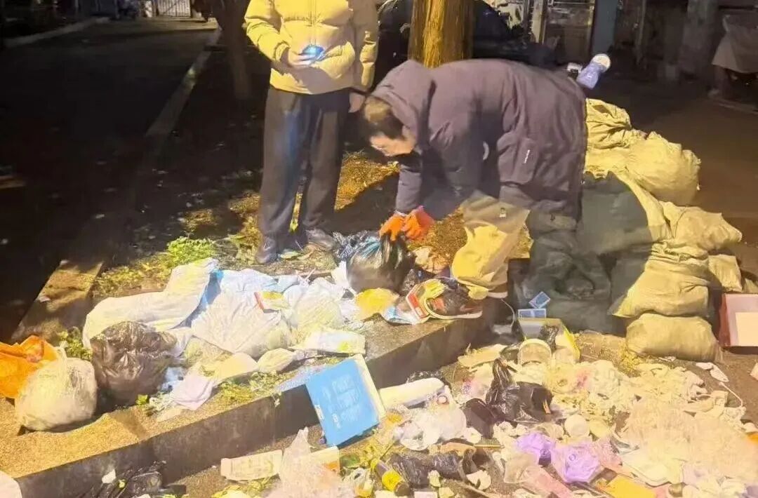 在垃圾堆里找金项链,真相是...... 在垃圾堆里找金项链,真相是......