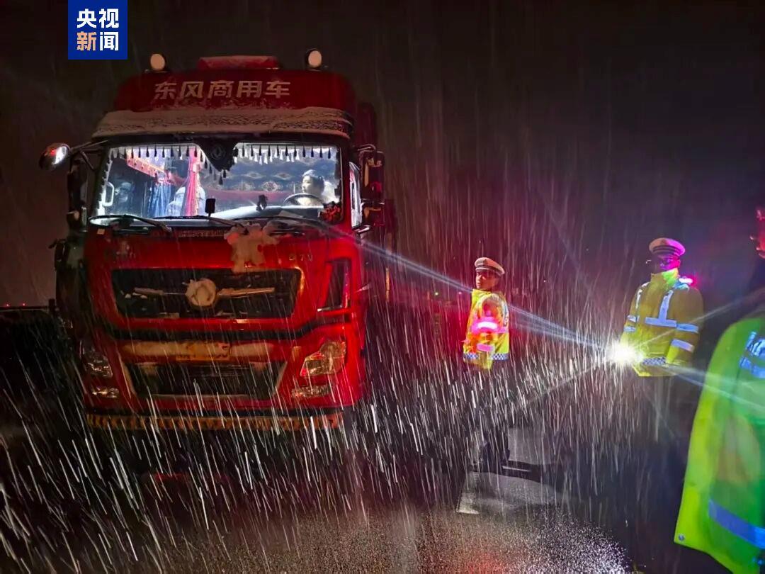 受降雪及路面结冰影响 甘肃这些高速临时交通管制或分流 受降雪及路面结冰影响 甘肃这些高速临时交通管制或分流