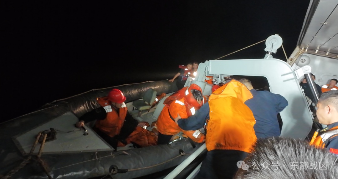 “看到海军官兵来了,就感觉有救了”,恶劣海况下扬州舰30分钟成功救起10位遇险渔民 “看到海军官兵来了,就感觉有救了”,恶劣海况下扬州舰30分钟成功救起10位遇险渔民