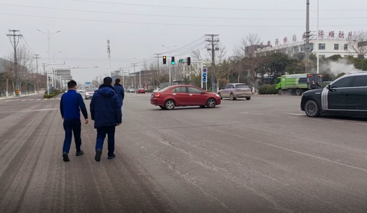 幼童被丢在路口车里,幸好消防员小哥哥路过 幼童被丢在路口车里,幸好消防员小哥哥路过