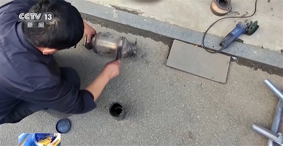 央视暗访：报废车遭黑作坊拦截，三元催化器翻新卖800元