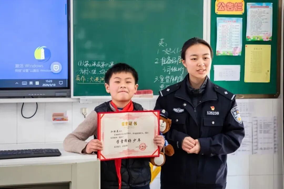 路遇老人倒地,11岁“小孩哥”毫不犹豫冲上前,一次、两次、三次…… 路遇老人倒地,11岁“小孩哥”毫不犹豫冲上前,一次、两次、三次……