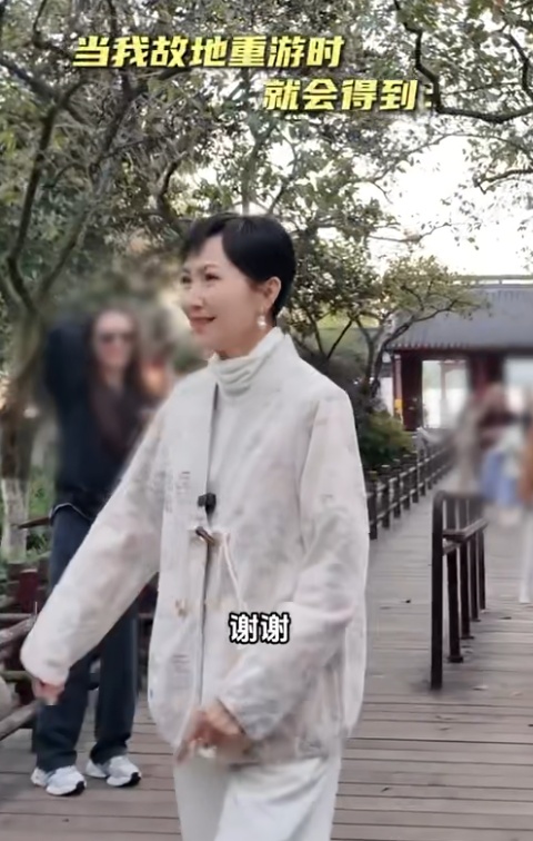 知名女演员在杭州坐公交:又回到熟悉的地方,网友:我的童年回忆啊 知名女演员在杭州坐公交:又回到熟悉的地方,网友:我的童年回忆啊
