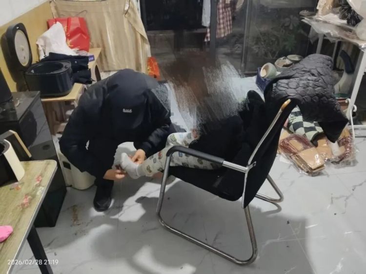 4岁小男孩穿上警服，孩子妈妈知道原委后瞬间红了眼眶……