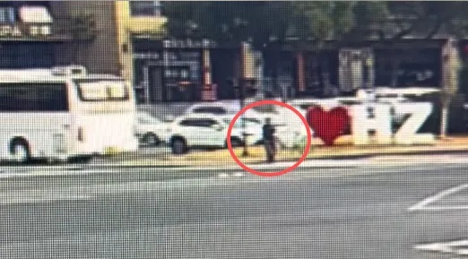 他们集体在路口停车，绿灯亮起也纹丝不动……网友：暖到了！