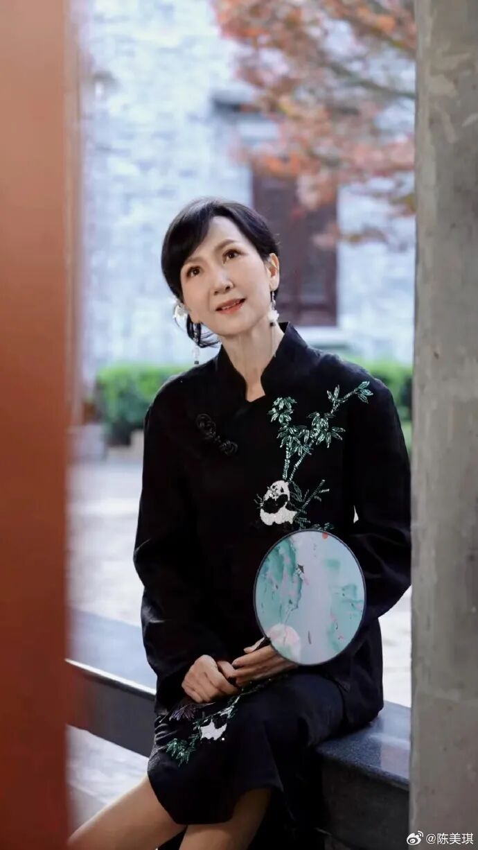 知名女演员在杭州坐公交:又回到熟悉的地方,网友:我的童年回忆啊 知名女演员在杭州坐公交:又回到熟悉的地方,网友:我的童年回忆啊