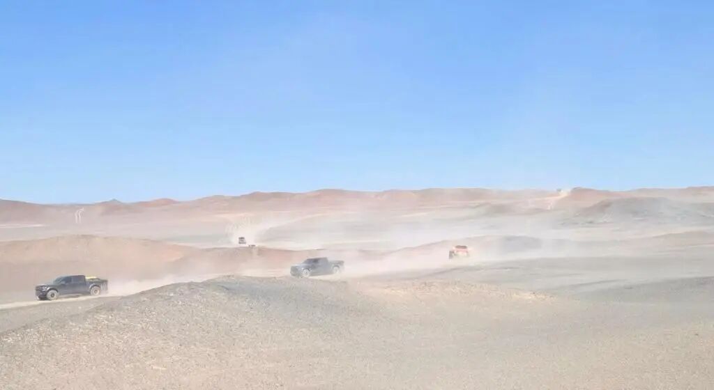 28人车队试图穿越罗布泊无人区，民警搜寻4小时成功拦截