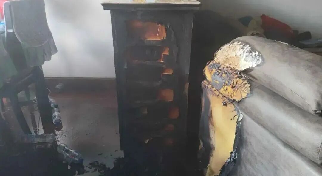 “我有鼻炎闻不到焦味!”卧室突然起火,狗狗狂叫!男子这才发现... “我有鼻炎闻不到焦味!”卧室突然起火,狗狗狂叫!男子这才发现...