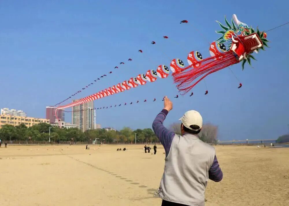 男子骑摩托过桥时被风筝线割脸，提醒→